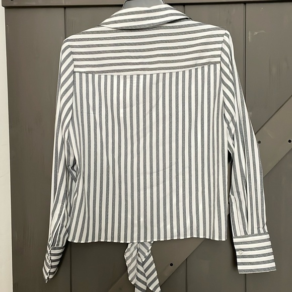 Button down casual top - Picture 2 of 7